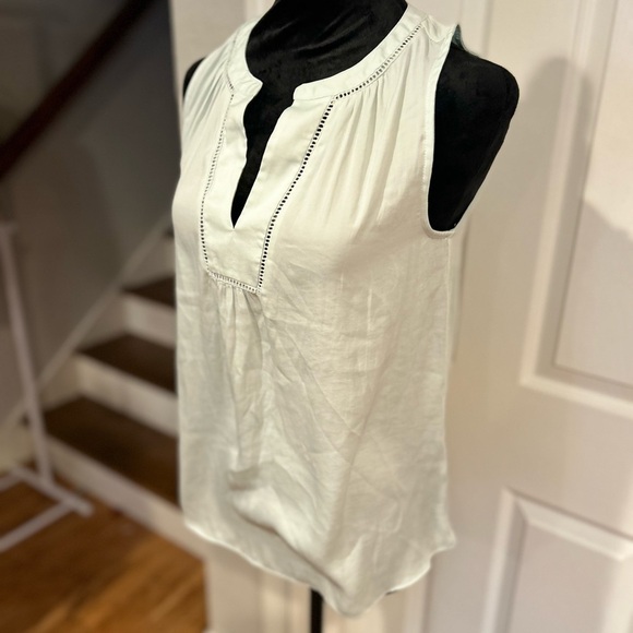 Loft Light Blue White Sleeveless Split Neck Blouse with Embroidered Trim Size SP - Picture 4 of 5